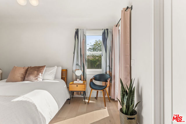 7818 Truxton Avenue, Los Angeles CA: https://media.crmls.org/mediaz/03f51373-4338-40f3-9193-d26de58449d3.jpg