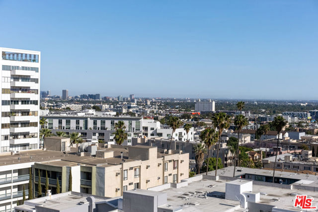 7250 Franklin Avenue, Los Angeles CA: https://media.crmls.org/mediaz/03f52366-43af-43be-a8c1-b0964e51f3e7.jpg