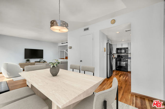 11744 Moorpark Street, Studio City CA: https://media.crmls.org/mediaz/03f52ad0-53fc-433e-b48f-227afa07c3c1.jpg