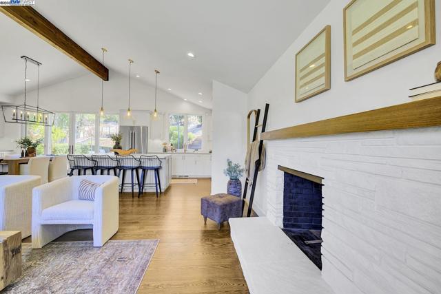 382 Castello Rd, Lafayette CA: https://media.crmls.org/mediaz/03f5b5f0-5b71-4cce-8196-d815f59ba140.jpg