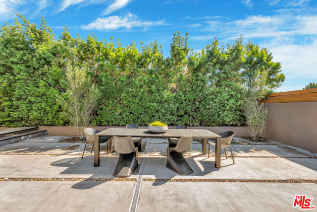 2960 LAKERIDGE Drive, Los Angeles CA: https://media.crmls.org/mediaz/03f66b4b-8360-4454-893a-0c54c57b1c26.jpg