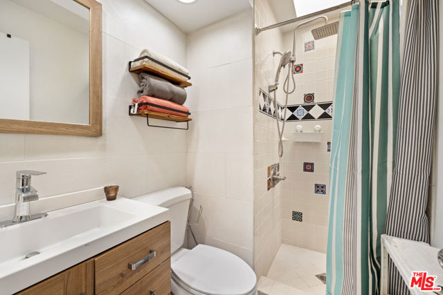 14256 Victory Boulevard, Van Nuys CA: https://media.crmls.org/mediaz/03f7e8b4-99af-4785-afd6-400f554511b0.jpg