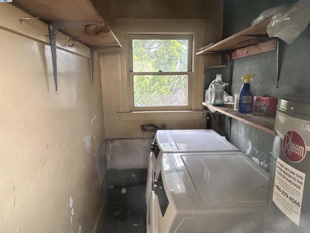 3657 Madrone Ave, Oakland CA: https://media.crmls.org/mediaz/03f80f55-0662-42d0-8406-f890476bf896.jpg