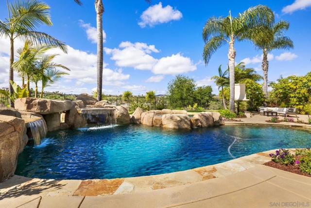 10263 Winecreek Ct, San Diego CA: https://media.crmls.org/mediaz/03f98e3c-b57e-4ecd-8e65-a102d4e86171.jpg