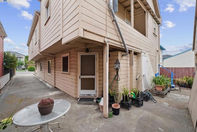 1805 Eagle Ave, Alameda CA: https://media.crmls.org/mediaz/03fa76ba-462e-4164-ae1c-70e6ce6618b1.jpg