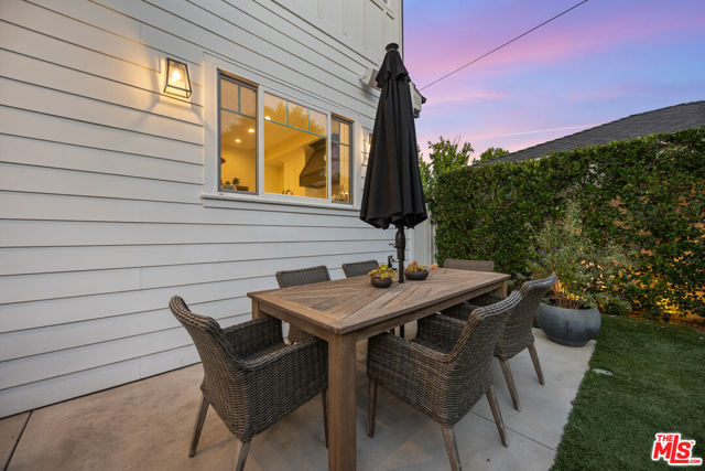 4943 Stern Avenue, Sherman Oaks CA: https://media.crmls.org/mediaz/03fac86b-f588-4468-9a4c-8bead5ab4e6d.jpg