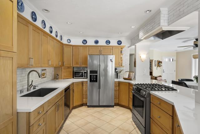 Detail Gallery Image 13 of 47 For 4989 Corte Playa Encino, San Diego,  CA 92124 - 4 Beds | 2/1 Baths