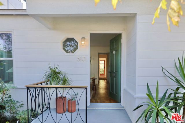 510 Venice Way, Venice CA: https://media.crmls.org/mediaz/03fc4926-0389-4dff-812d-791e31e87f07.jpg