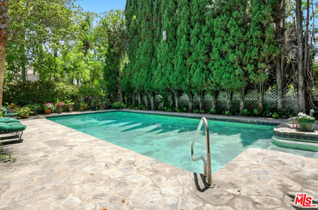 602 N Crescent Drive, Beverly Hills CA: https://media.crmls.org/mediaz/03fd3400-4cb0-4a4d-808f-ed78a52da94e.jpg