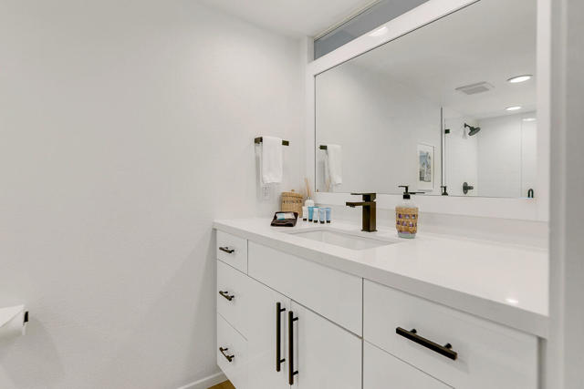 73879 Club Circle Dr, Palm Desert CA: https://media.crmls.org/mediaz/03fd7210-0897-486e-872c-acb998ac2ed0.jpg