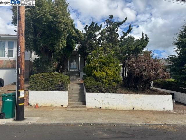 2436 Potomac, Oakland CA: https://media.crmls.org/mediaz/03fdd0ee-7d2e-4e46-8128-97e761f6e4c6.jpg