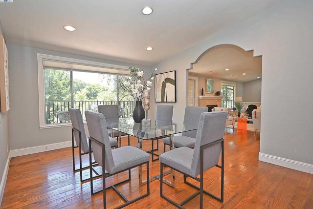 38 Saint Stephens Dr., Orinda CA: https://media.crmls.org/mediaz/03ff76dc-71dc-42ef-83e5-7d343805021a.jpg