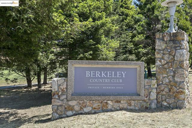 1130 Richmond ST, El Cerrito CA: https://media.crmls.org/mediaz/03ffb5c2-dee2-44e7-a747-f5f4e879d5d9.jpg