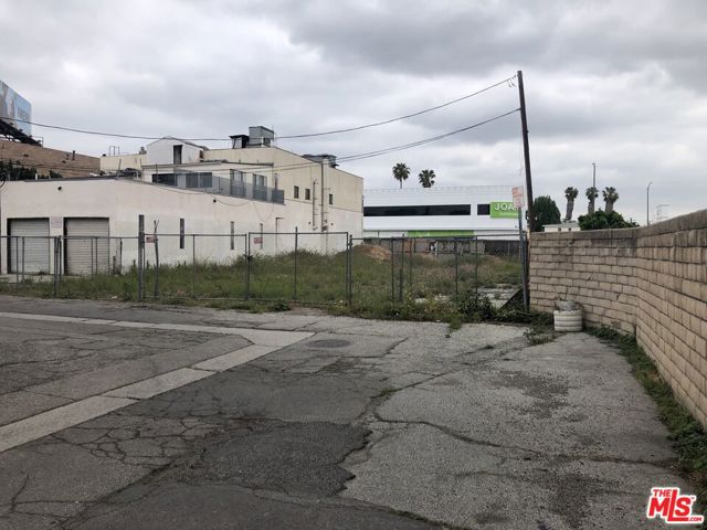 1255 S La Cienega Boulevard, Los Angeles CA: https://media.crmls.org/mediaz/0400b1e1-3509-41ee-9d7e-7492fa4508b4.jpg
