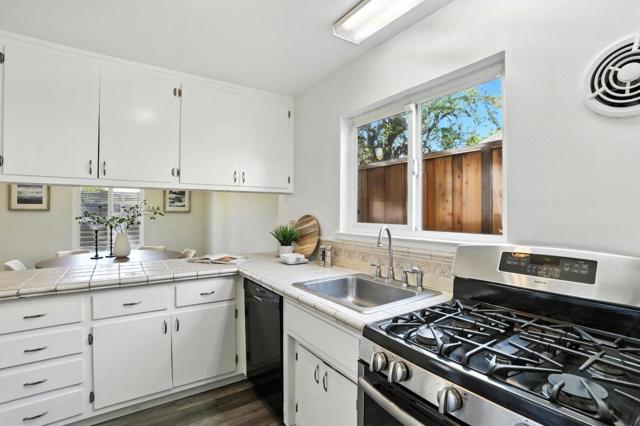 946 Laguna Avenue, Burlingame CA: https://media.crmls.org/mediaz/0400f60c-15dd-4dc2-ad16-79d97dc62bb6.jpg