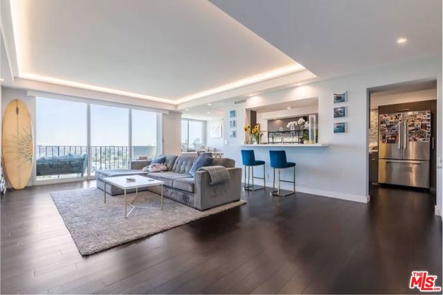 818 N Doheny Drive, West Hollywood CA: https://media.crmls.org/mediaz/0401f07d-c0dd-4e49-84cf-cc1c672c0c43.jpg