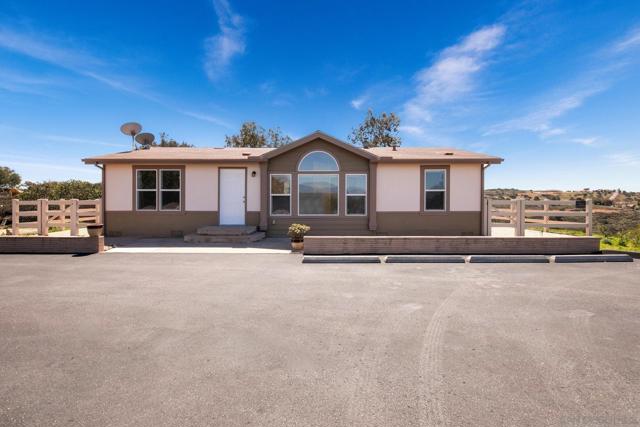 19210 Highland Hills Dr, Ramona CA: https://media.crmls.org/mediaz/0402130d-793b-4e50-b232-7aa380f1f344.jpg