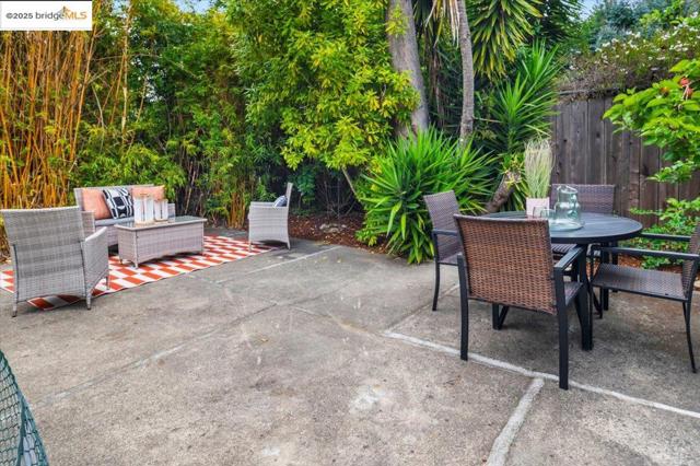 3058 Berlin Way, Oakland CA: https://media.crmls.org/mediaz/04041404-1fee-4962-b4fb-b4c2b1f7e659.jpg