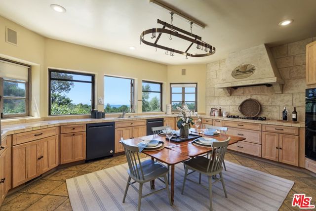2899 Hidden Valley Lane, Montecito CA: https://media.crmls.org/mediaz/04045a83-0d7e-4144-9750-18b001f3b4ce.jpg