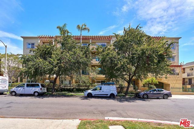 2230 S Bentley Avenue, Los Angeles CA: https://media.crmls.org/mediaz/04047637-bdd4-40c1-b1ce-137b8839cf2e.jpg
