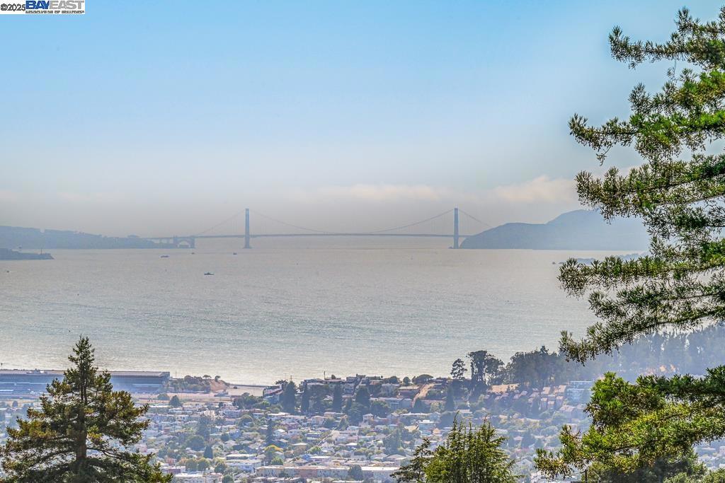 https://media.crmls.org/mediaz/040532f4-8361-441f-bb26-f6f0dea184e4.jpg?preset=X-Large