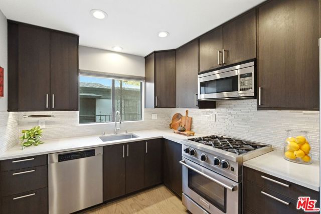 1013 16th Street, Santa Monica CA: https://media.crmls.org/mediaz/040551a3-a458-4f45-858a-2900e4625b66.jpg
