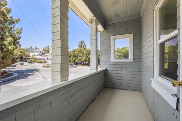 193 W Macarthur Blvd, Oakland CA: https://media.crmls.org/mediaz/0405ca91-f2ec-46af-b746-7f6f77decfab.jpg