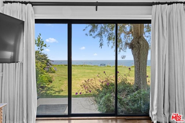 29700 Zuma Bay Way, Malibu CA: https://media.crmls.org/mediaz/0405e6ee-ac88-4a98-a335-f5b3acaa6a6b.jpg