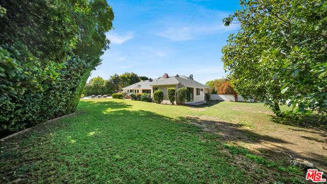 6900 Chisholm Avenue, Lake Balboa CA: https://media.crmls.org/mediaz/0405f7bd-5995-4960-a3ea-37df06452535.jpg