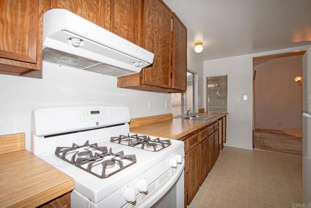 737 Nob Circle, Vista CA: https://media.crmls.org/mediaz/04062d09-b3e9-49de-bf06-a1e94c6fb460.jpg