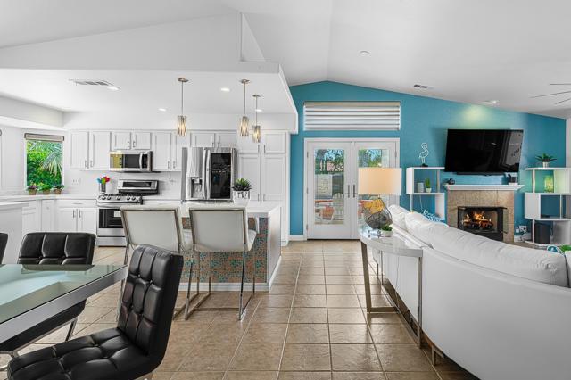 1360 E Vista Chino, Palm Springs CA: https://media.crmls.org/mediaz/0406546f-34a1-4eba-8be6-a2a378cb8f5f.jpg