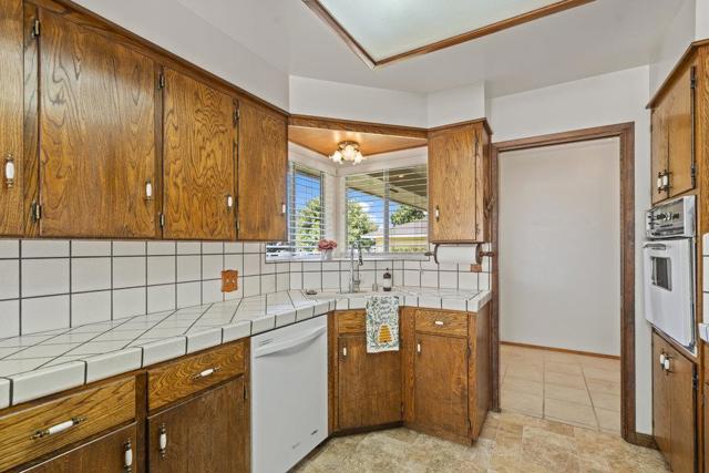 1500 Sunset Drive, Hollister CA: https://media.crmls.org/mediaz/04066786-8e88-404b-9299-3693397e19bb.jpg