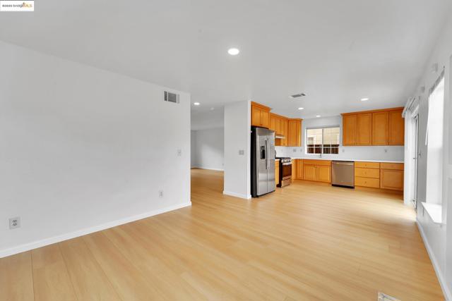 1764 Primrose Ln, Pinole CA: https://media.crmls.org/mediaz/04066e0b-f60e-462d-bc1e-cfc7cc830b36.jpg