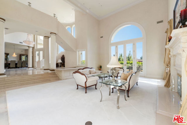 3303 Clerendon Road, Beverly Hills CA: https://media.crmls.org/mediaz/0406e2d9-84cc-442e-b070-a26dbc419d76.jpg