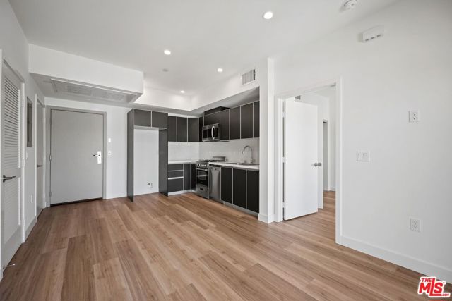 3657 Motor, Los Angeles CA: https://media.crmls.org/mediaz/04071e6b-bf1a-40ca-bb3b-50fa53a54951.jpg
