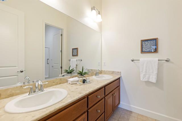 2715 Palatino Ct, Dublin CA: https://media.crmls.org/mediaz/040747b1-3da5-4375-903a-a25b995f97e1.jpg
