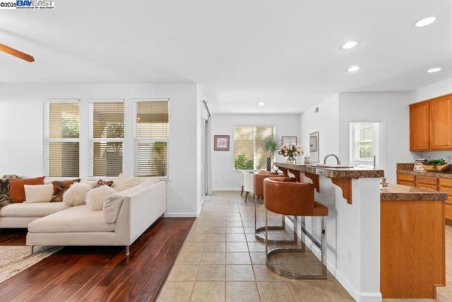 1525 Whispering Oaks Way, Pleasanton CA: https://media.crmls.org/mediaz/04075073-2d6a-4236-9b46-aa0243575847.jpg