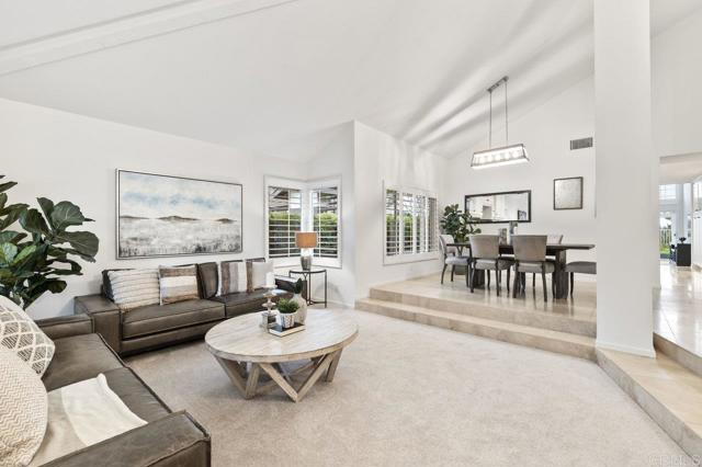 1219 Countrywood Lane, Vista CA: https://media.crmls.org/mediaz/0407cf62-c28e-47bf-b6d8-7f766e145068.jpg