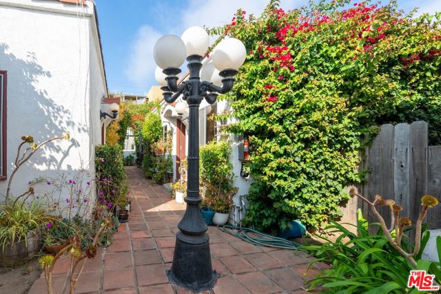 1507 14th Street, Santa Monica CA: https://media.crmls.org/mediaz/0408946d-f1e5-4ec9-b10d-e68bc46ba7de.jpg