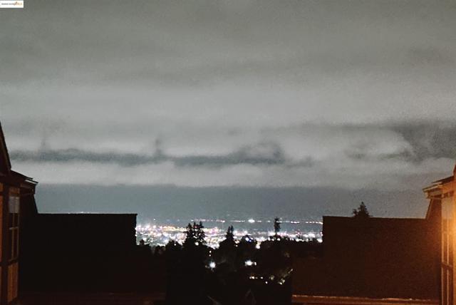 6136 Old Quarry Loop, Oakland CA: https://media.crmls.org/mediaz/0409357b-5cba-4110-8f5d-253f73243c8c.jpg