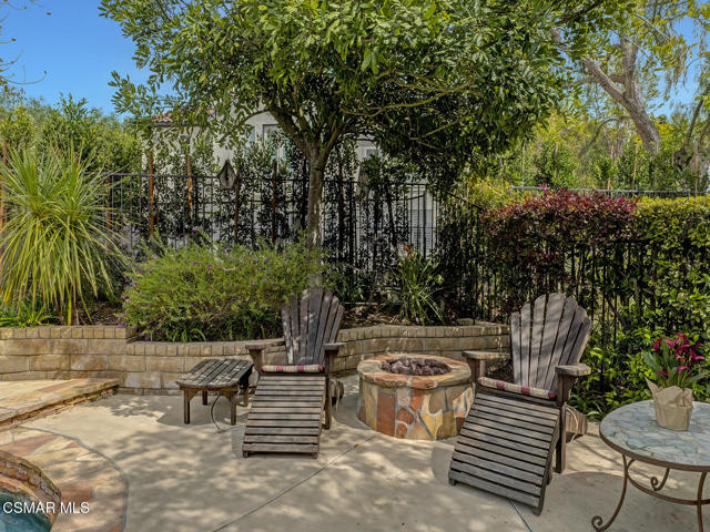 331 Briar Bluff Circle, Thousand Oaks CA: https://media.crmls.org/mediaz/040a2541-1a33-4180-b51c-3c236c1f73c0.jpg