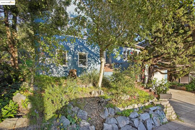 6576 Lucas AVE, Oakland CA: https://media.crmls.org/mediaz/040b7746-f1e8-4401-bcfa-f7e3b87fa477.jpg