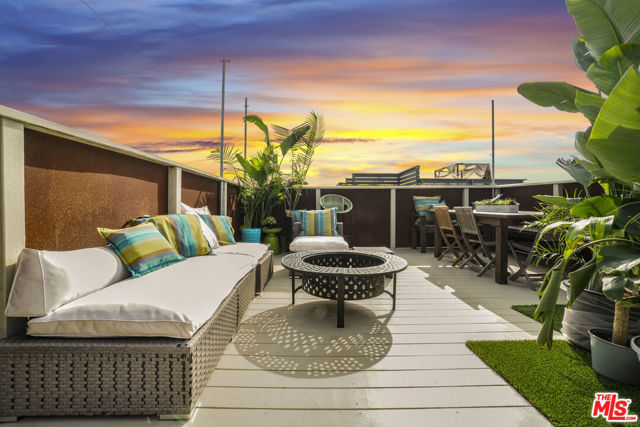 657 Mildred Avenue, Venice CA: https://media.crmls.org/mediaz/040baab2-42d7-482c-8e0d-b9432ec669e3.jpg