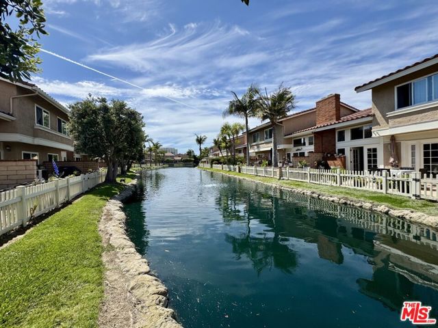 7756 Sailboat Circle, Huntington Beach CA: https://media.crmls.org/mediaz/040bf3b3-13f3-4656-b948-f34d2cedd781.jpg