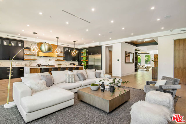 4544 Woodley Avenue, Encino CA: https://media.crmls.org/mediaz/040ca3e1-86a8-4b49-88eb-6e52753946ad.jpg