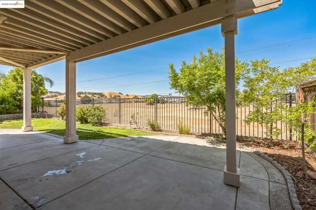 2665 Torrey Pines Dr, Brentwood CA: https://media.crmls.org/mediaz/040d9eea-91c2-43c2-88bc-7e2daa7b8934.jpg