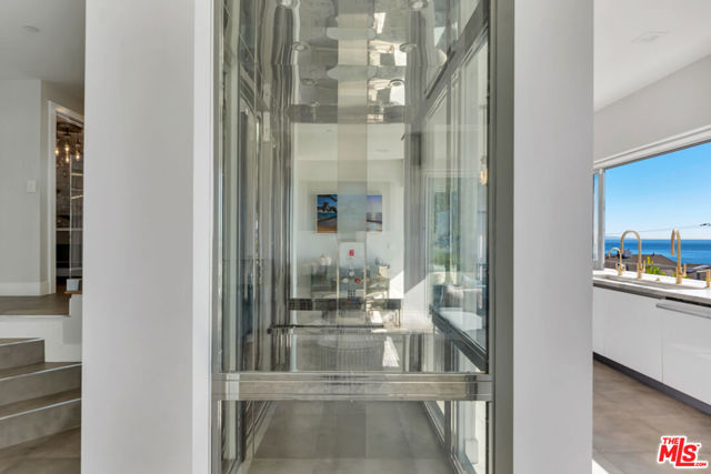 25423 Malibu Road, Malibu CA: https://media.crmls.org/mediaz/040dab7a-e6d9-4a03-8911-4dc72a4c23d0.jpg