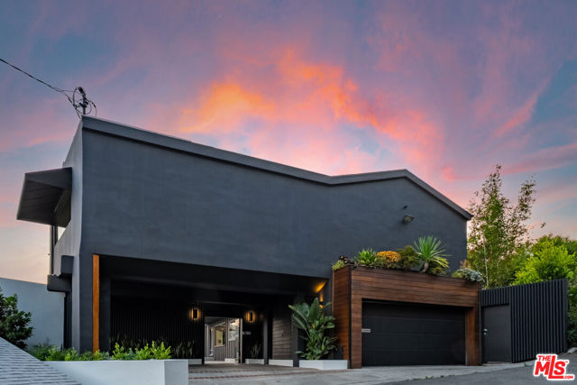 8021 Floral Avenue, Los Angeles CA: https://media.crmls.org/mediaz/040dde1e-1abc-4a89-9507-ef87e884e867.jpg