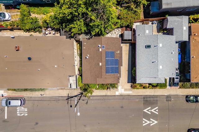 3018 Courtland Ave, Oakland CA: https://media.crmls.org/mediaz/040df734-a5a4-4b16-b958-37a7c6fc6241.jpg