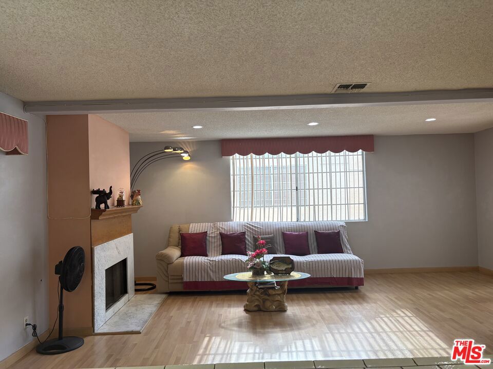 https://media.crmls.org/mediaz/040e4ebf-6a30-4937-b9bb-419c972639ca.jpg?preset=X-Large